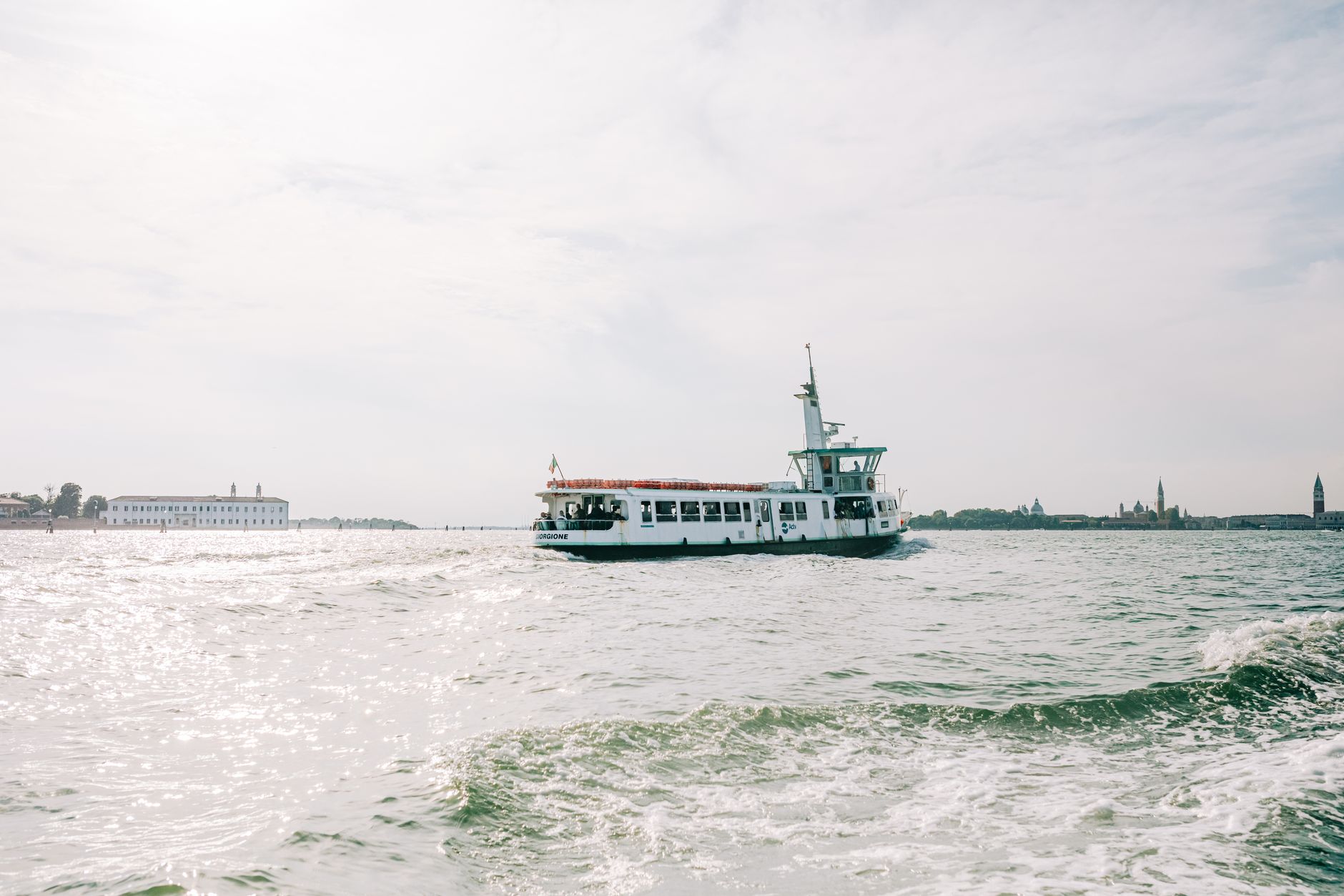 Traghetto sull'acqua, immagine editoriale di viaggio