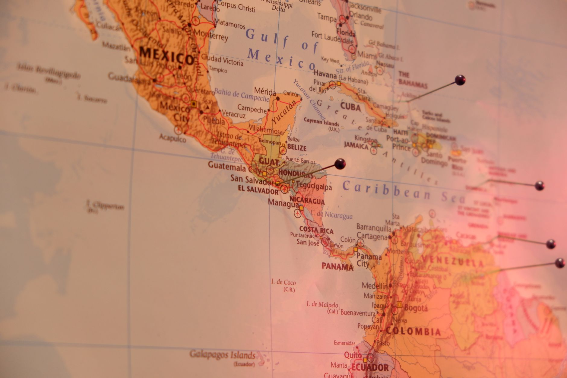 Puntine su una mappa