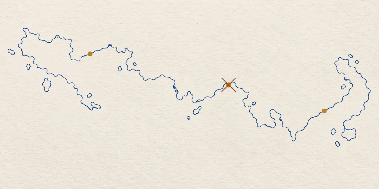 Linea di costa schematica tracciata in blu su carta chiara, con tre pastiglie ocra di cui una barrata, immagine editoriale